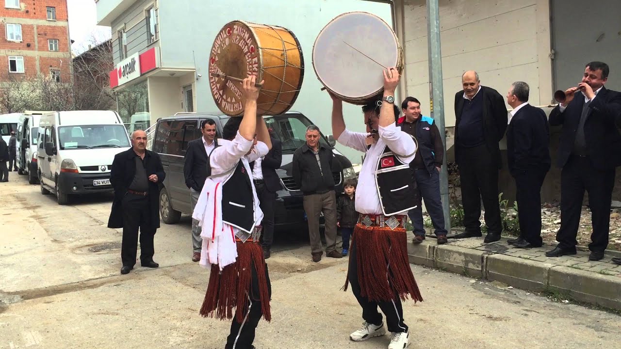 Festival Kortejlerinde Kalabalığı Ardından Sürükleyen Ritim